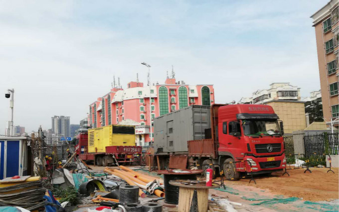 兩臺(tái)三菱柴油發(fā)電機(jī)為社區(qū)供電